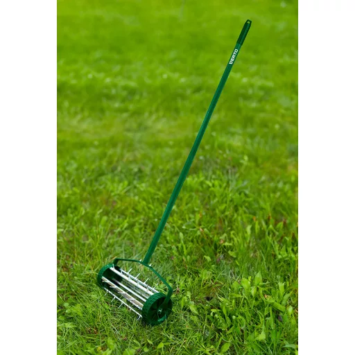 VERTO Fűszellőztető, gyepszellőztető, kézi, 27 tüske, 15 cm dobátmérő 15G539