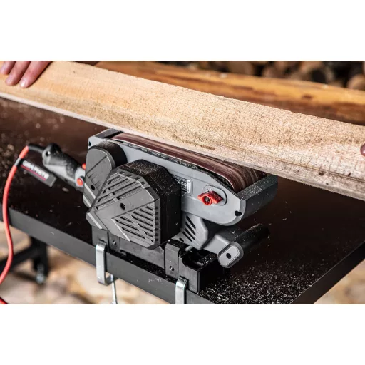 GRAPHITE Szalagcsiszoló 900W, 76X533mm, fordulatszám szabályzó 3 év garanciával 59G395