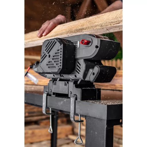 GRAPHITE Szalagcsiszoló 900W, 76X533mm, fordulatszám szabályzó 3 év garanciával 59G395