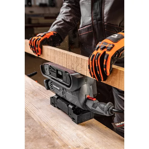 GRAPHITE Szalagcsiszoló 900W, 76X533mm, fordulatszám szabályzó 3 év garanciával 59G395