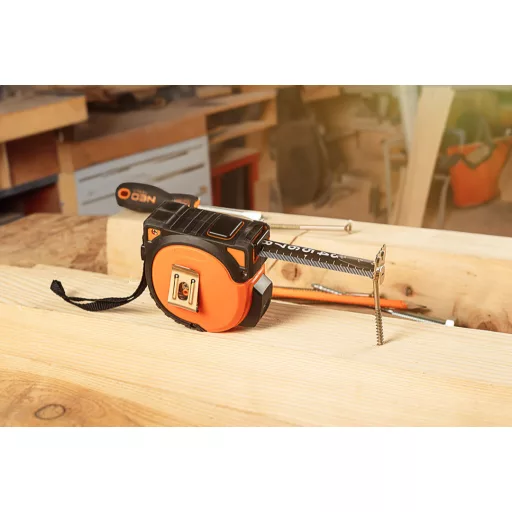 NEO TOOLS Mérőszalag, 5m/25mm, erősített rugós, acél, fekete szalag fehér nagyított skálával, mágneses, autostop+rögzítő 67-243