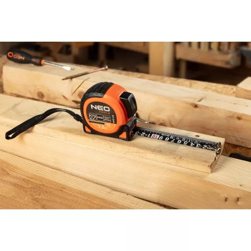 NEO TOOLS Mérőszalag, 7,5m/25mm, erősített rugós, acél, fekete szalag fehér nagyított skálával, mágneses, autostop+rögzítő 67-244