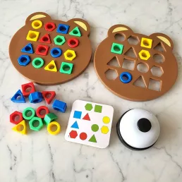   geometriai alakzatok illesztése építőkockákkal, gyosasági társasjáték