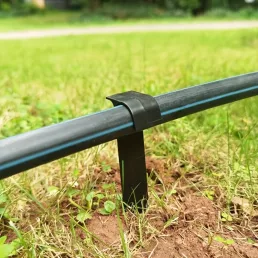   25db Tartós Műanyag PE Cső tartó - 1/2 Csepegtető Öntözőcsövekhez, Kerti Tömlőtartó Karó