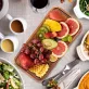   Sokoldalú Fa Tálaló Tálca - Tökéletes Kávéhoz, Teához, Ékszer Kiállításhoz és Tároláshoz, Gyümölcsökhöz, Ételekhez, Reggelihez és Vacsorához - Csíkos Tervezés, Ideális Otthoni, Konyhai, Éttermi Használatra