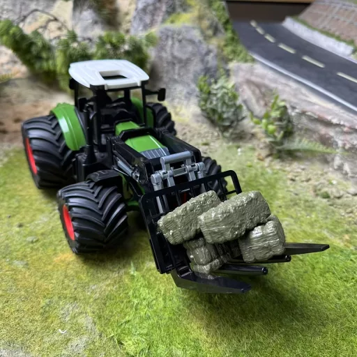 1/24 méretarányú traktor játékkészlet rakodókarral és széna bálákkal