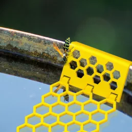 Lebegő méh létra kertekhez és madárfürdőkhöz