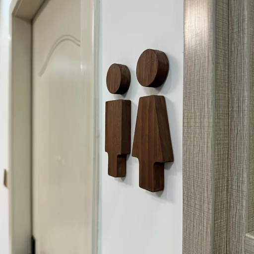 Északi Fa Fürdőszoba Tábla, 16.0cm Férfi és Női WC Ajtóra Szerelhető, Öntapadós Könnyű Telepítés, Japán Stílusú WC Dekoráció Otthonra és Irodába Természetes Szín - Tömör Fa